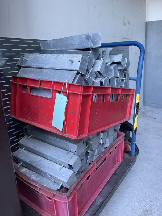 Słupki betonowe do siatki zastrzały metalowe ceowniki do podmurówki.
