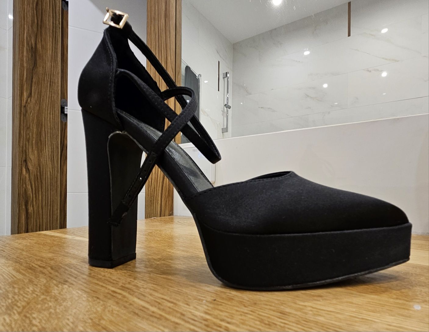 Nowe Buty na słupku roz 38 DeeZee