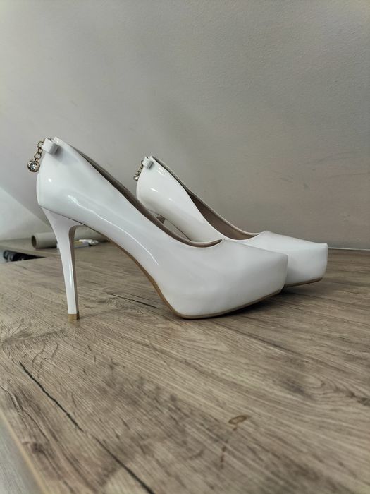Туфлі  білі  весільні святкові  38.5