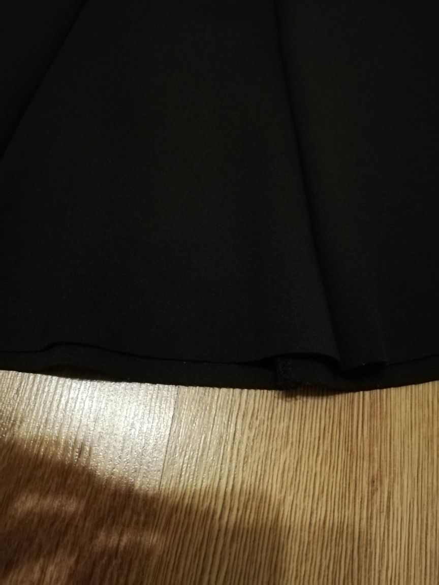 Czarna rozkloszowana spódniczka Cropp