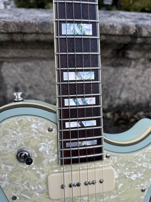 D'Angelico Atlantic Deluxe LTD