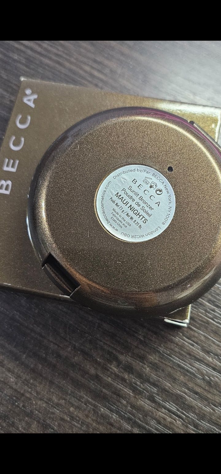 Becca - Sunlit Bronzer, Maui Nights. Bronzer do konturowania.