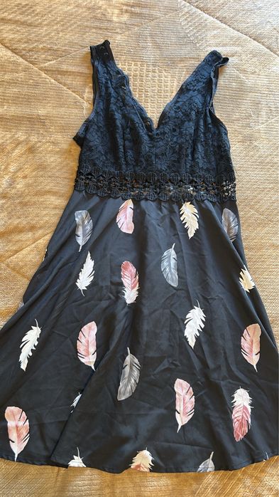 Vestido rendado com penas