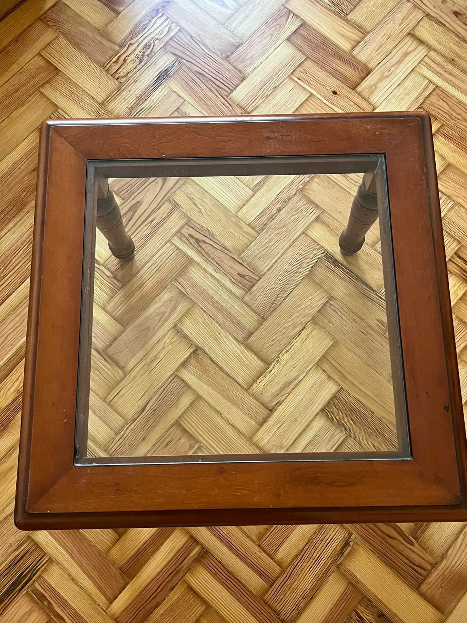 Mesa de madeira com tampo de vidro em óptima condição