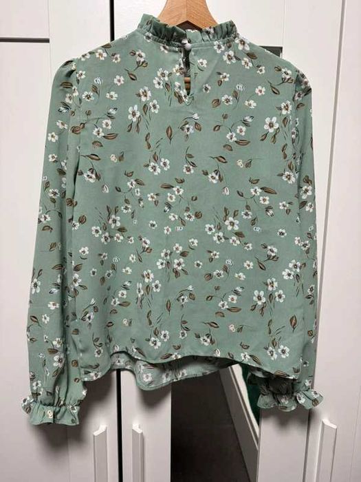 Zielona pastelowa bluzka w kwiatki