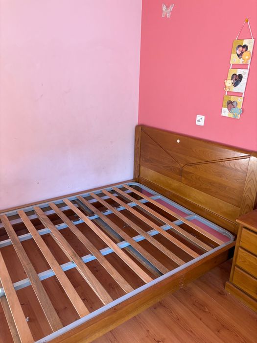 Cama casal com estrado incluído