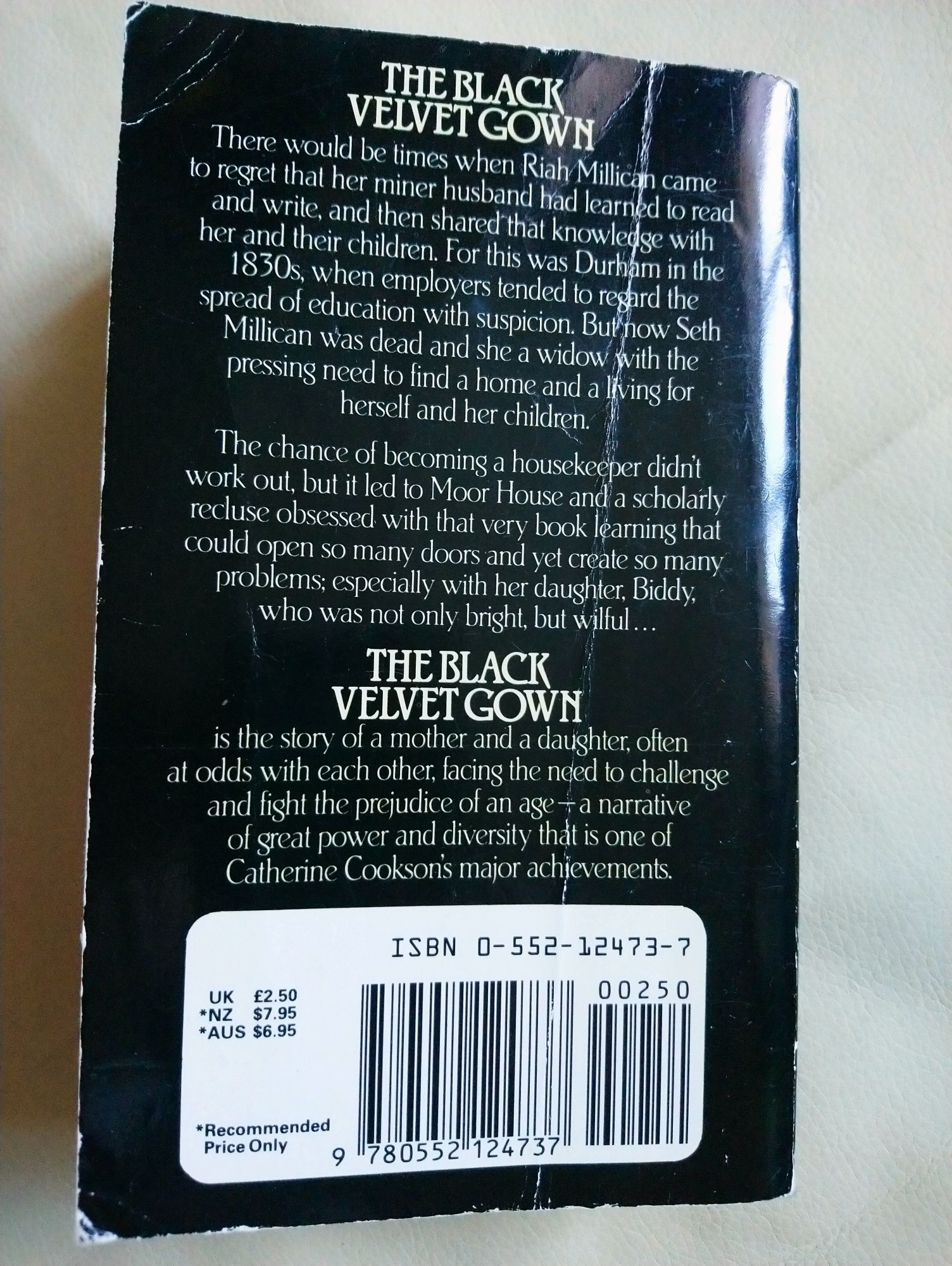 Книга Catherine Cookson The Black Velvet Gown на англійській мові