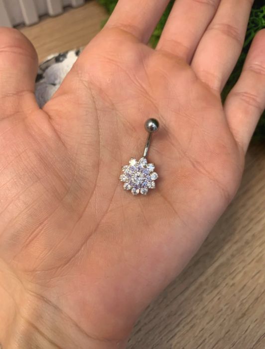 Piękny srebrny kolczyk do pępka z kolorowimi kamieniami