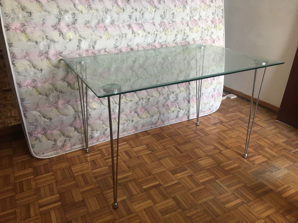 Mesa de sala em vidro.