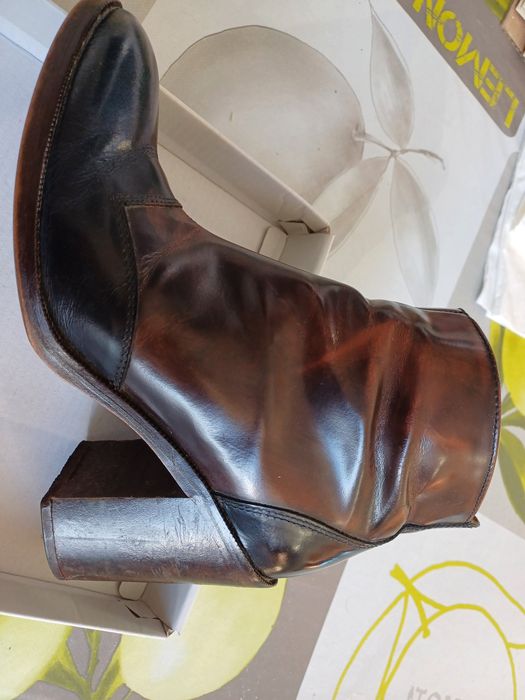 Bota curta em pele azul e castanho