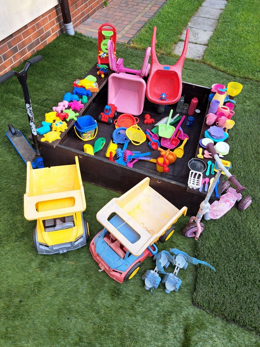 Domek drewniany dla dzieci, piaskownica, zabawki, sztuczna trawa