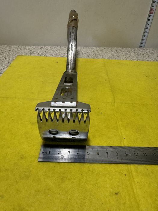 Клещ универсальный . Молоток кувалда кирка , тиски инструмент