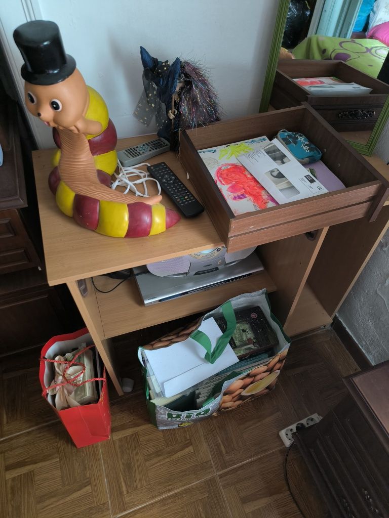 Mobília antiga de quarto em madeira (cama, roupeiro, estantes)