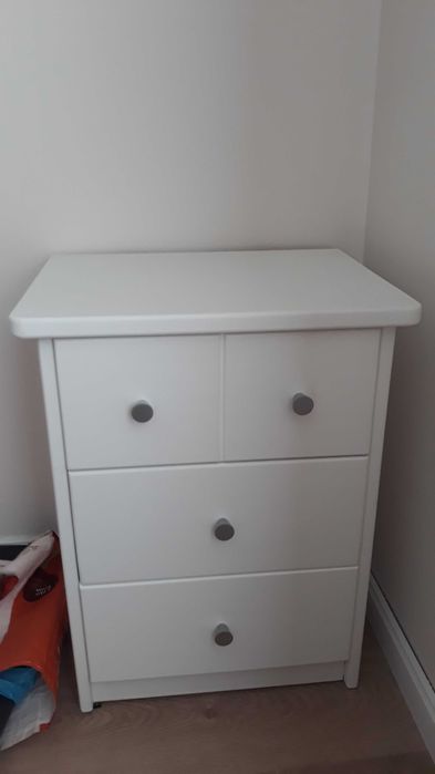 Mobília de Pinho maciço pintado 
de branco