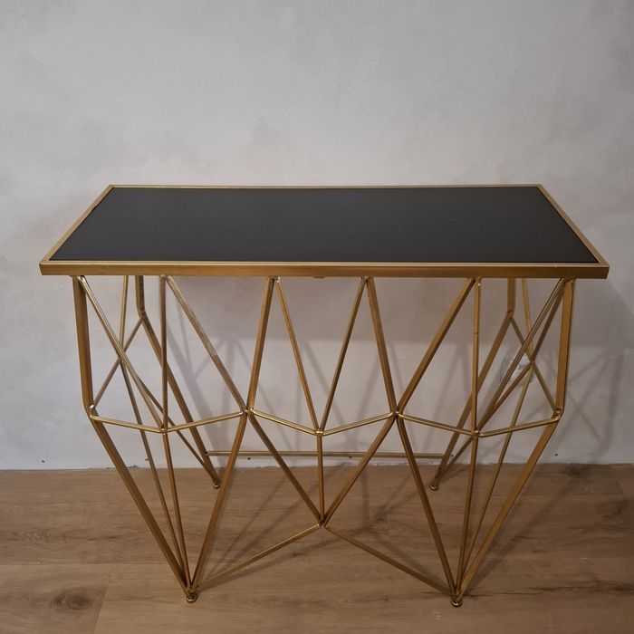 Złota konsola metalowa
