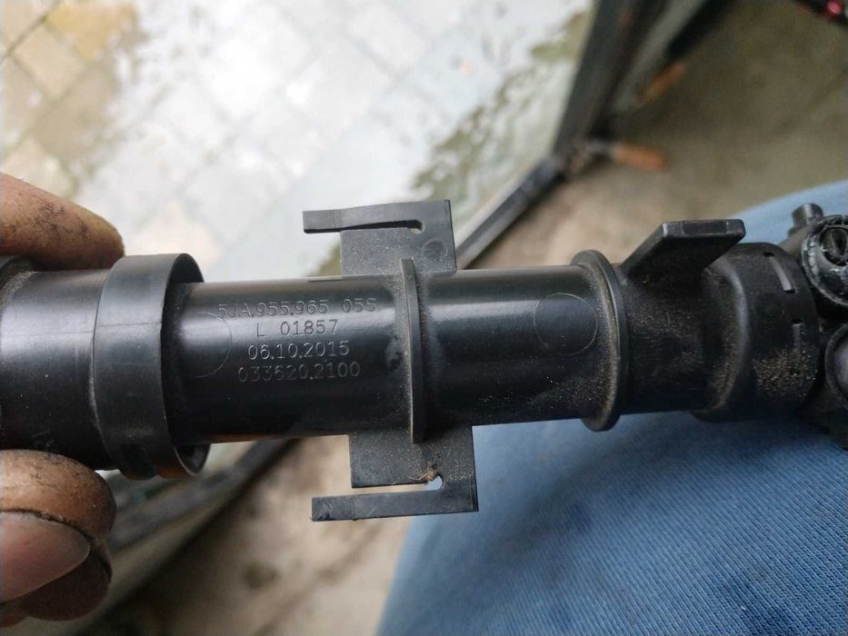 Форсунка омивача фар ліва skoda rapid