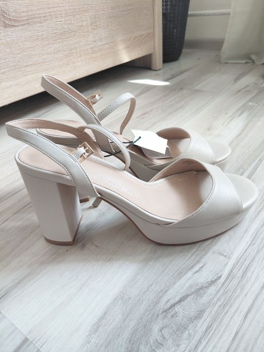Beżowy buty damskie na obcasie na słupku mohito 41