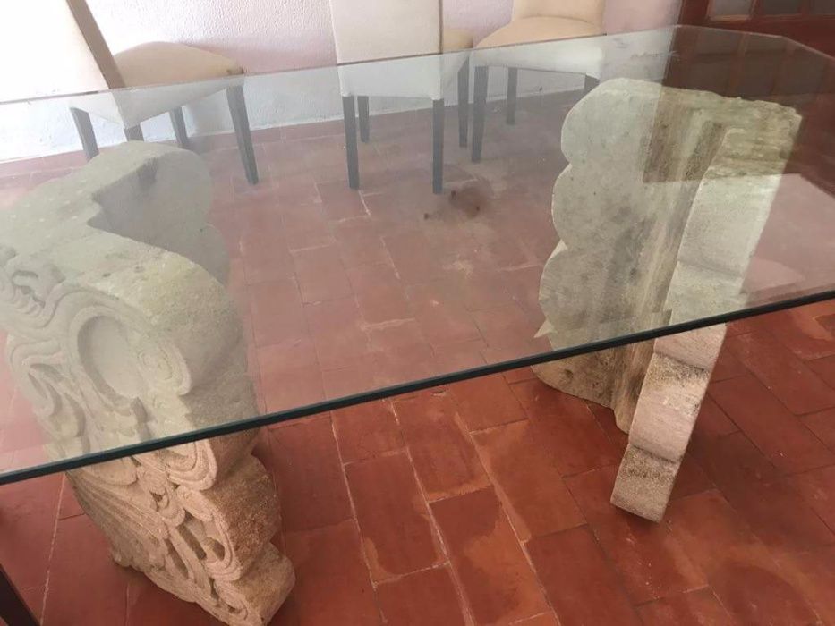 Excelente Mesa em Vidro com base em Pedra Trabalhada a Mão