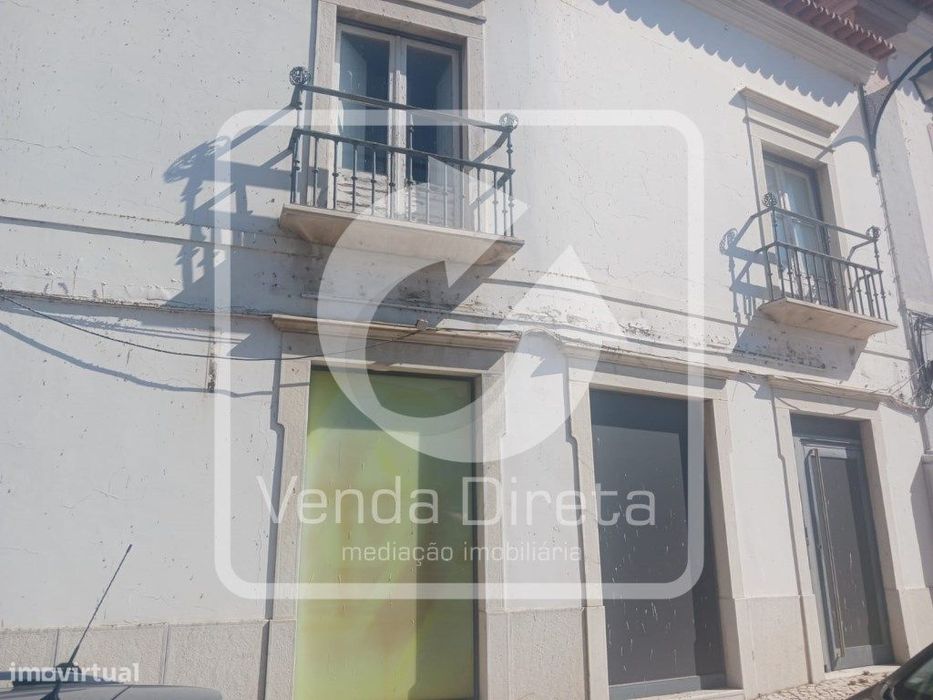 Prédio de 2 pisos, com 420 m² no centro de Portel. IMÓVEL DA BANCA