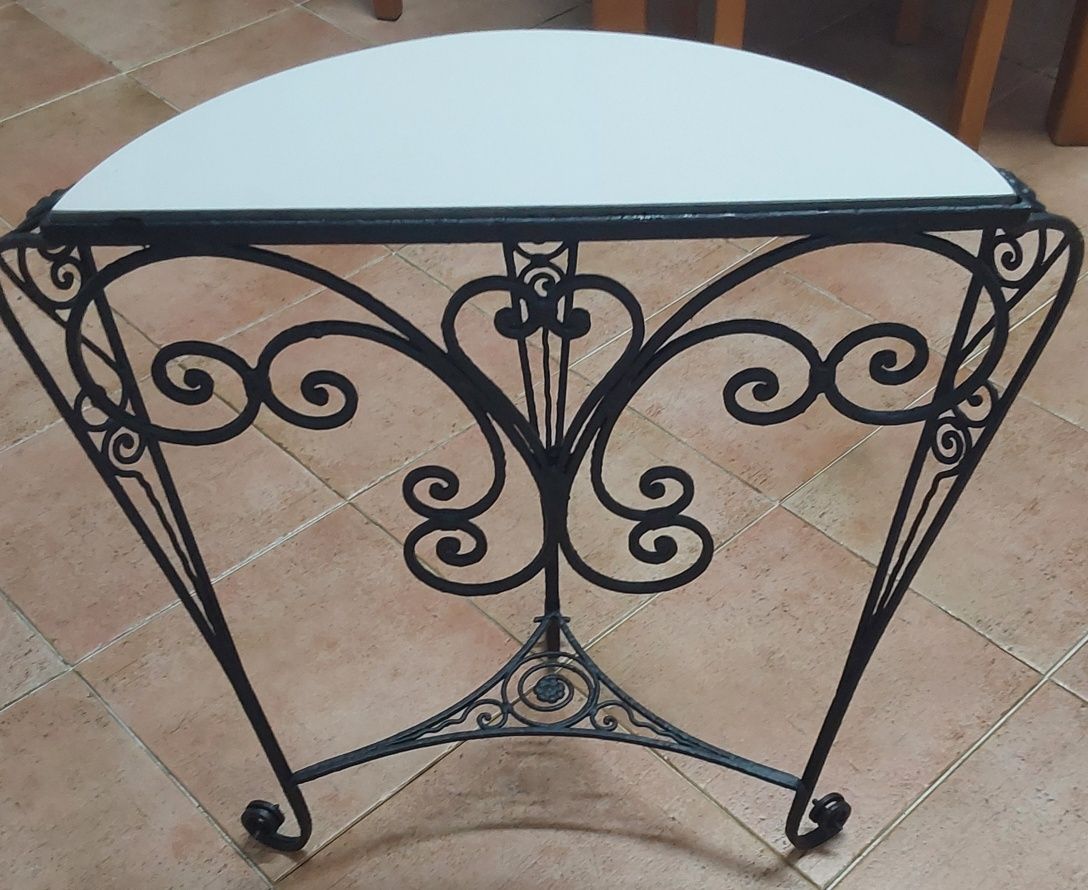 MESA DE APOIO CAMILA, ANTIGA.Casa,Quarto,Sala,Escritório.Hall entrada.