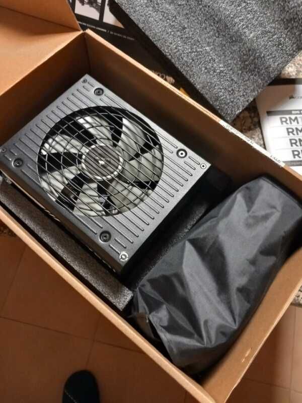 Fonte de Alimentação Corsair RM750i 750W 80 Plus Gold Modular