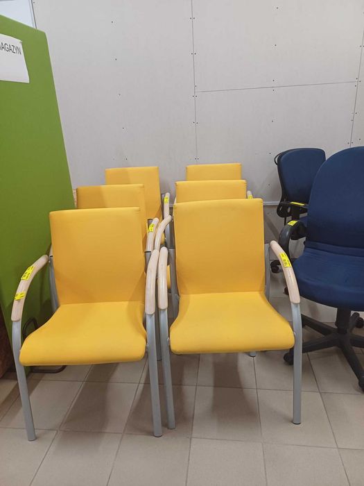 Krzesła konferencyjne w kolorze zółtym