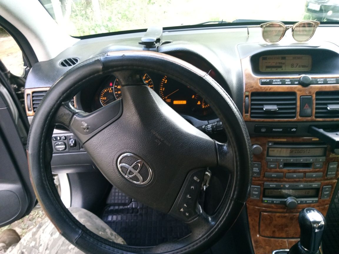 Toyota avensis 2004р