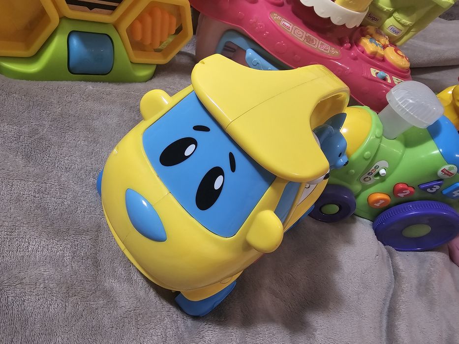 Zestaw interaktywnych zabawek dla dziecka. Rozwijające