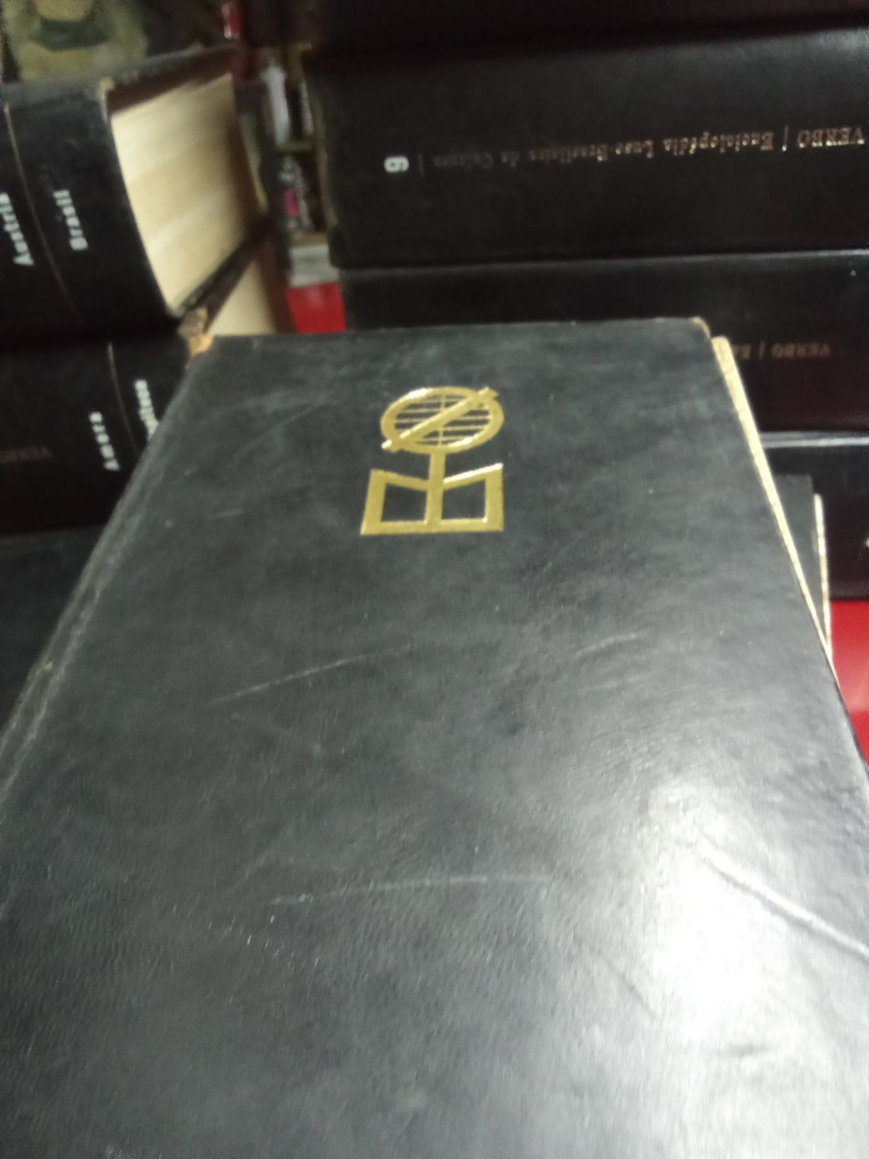 Catorze  volumes da Enciclopédia Verbo  . Primeira edição 1