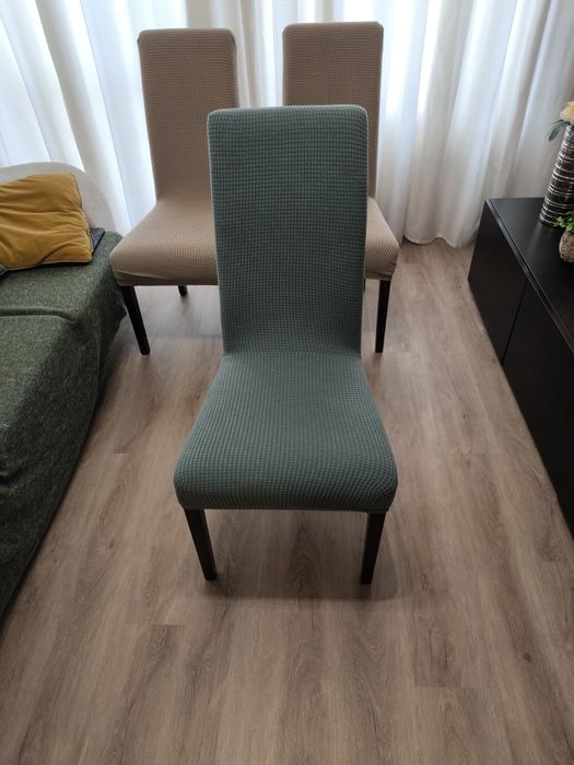 Cadeiras com capas em bom estado