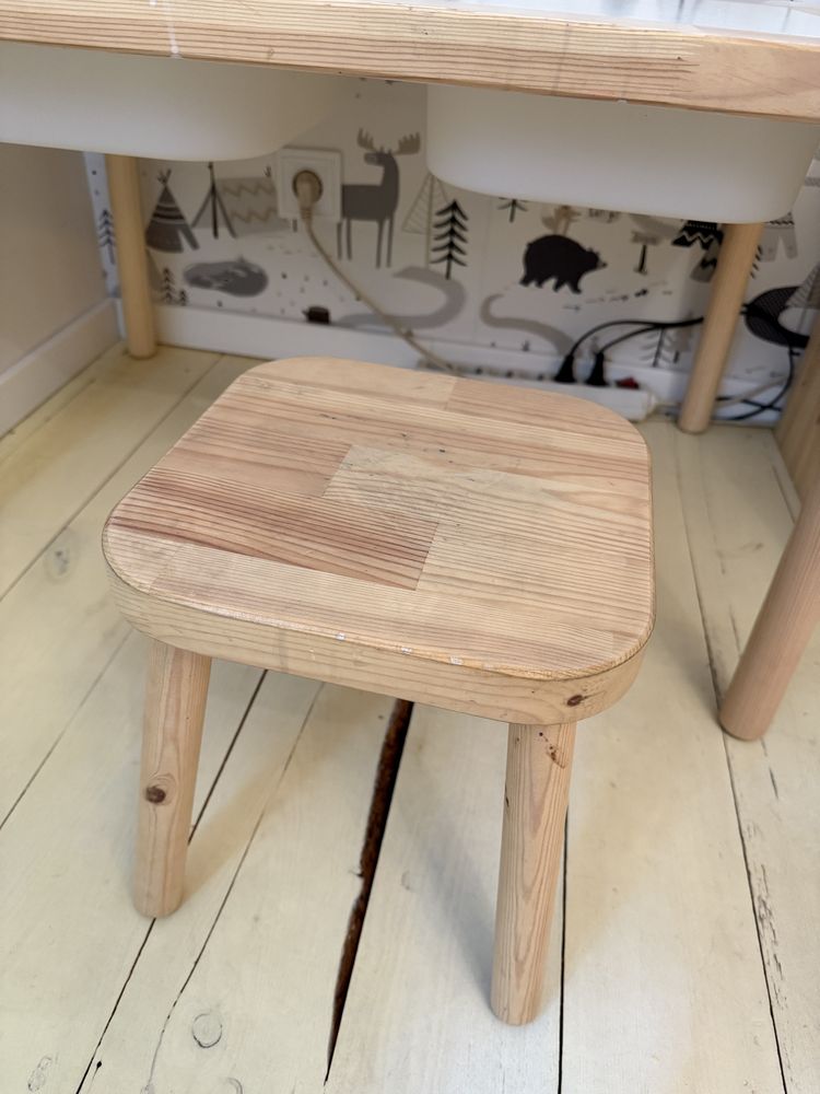 Stolik Flisat Ikea z krzesełkiem i pojemnikami