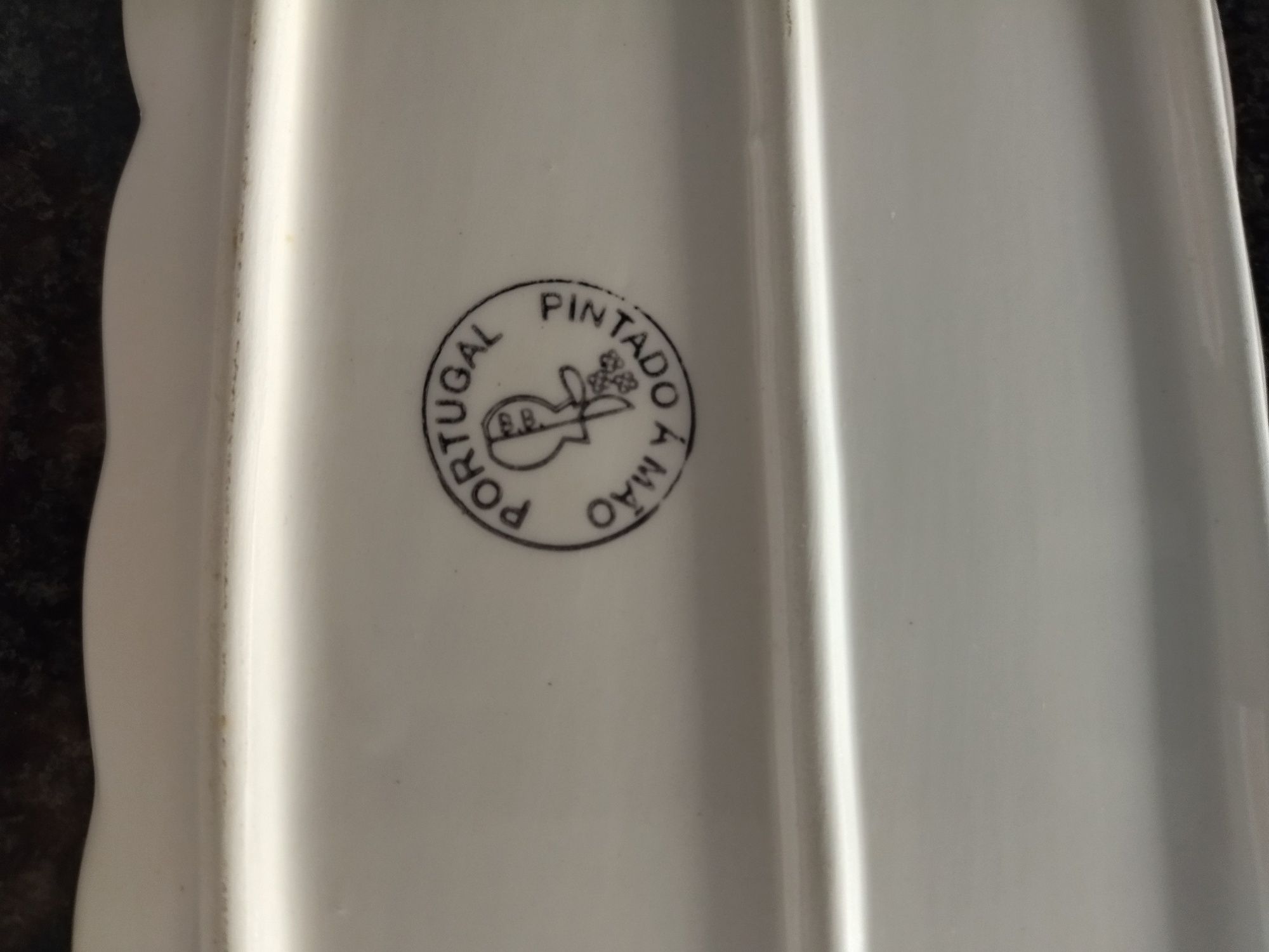 Travessa em cerâmica pintada á mão.