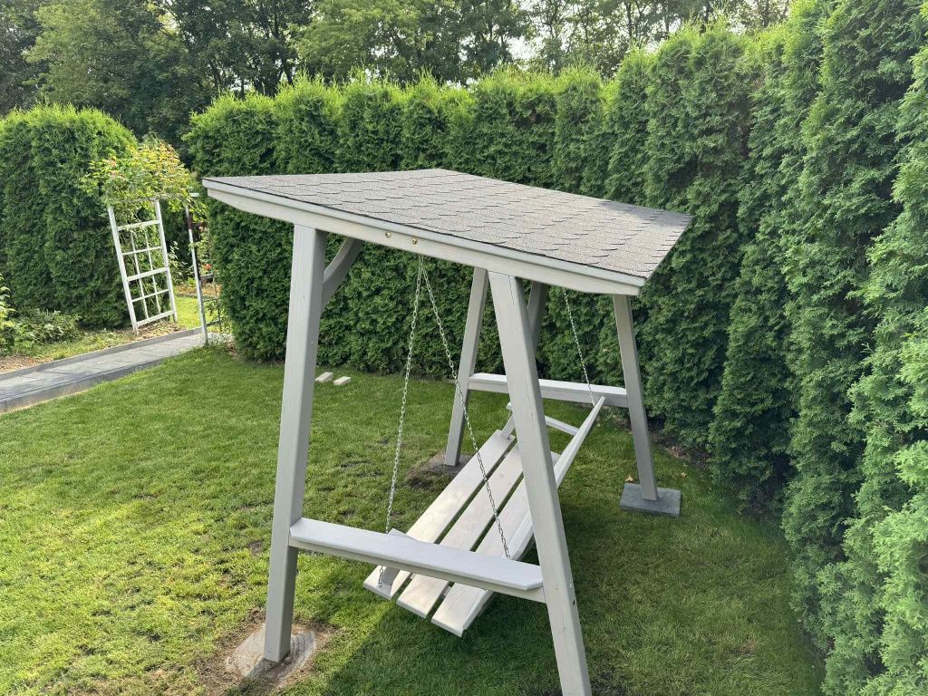 Drewniana huśtawka ogrodowa z dachem gont PROSTO OD PRODUCENTA