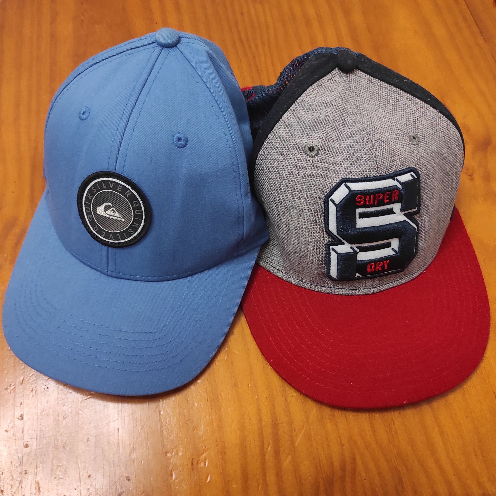 Vendo 2 chapéus marca SuperDry e QuickSilver