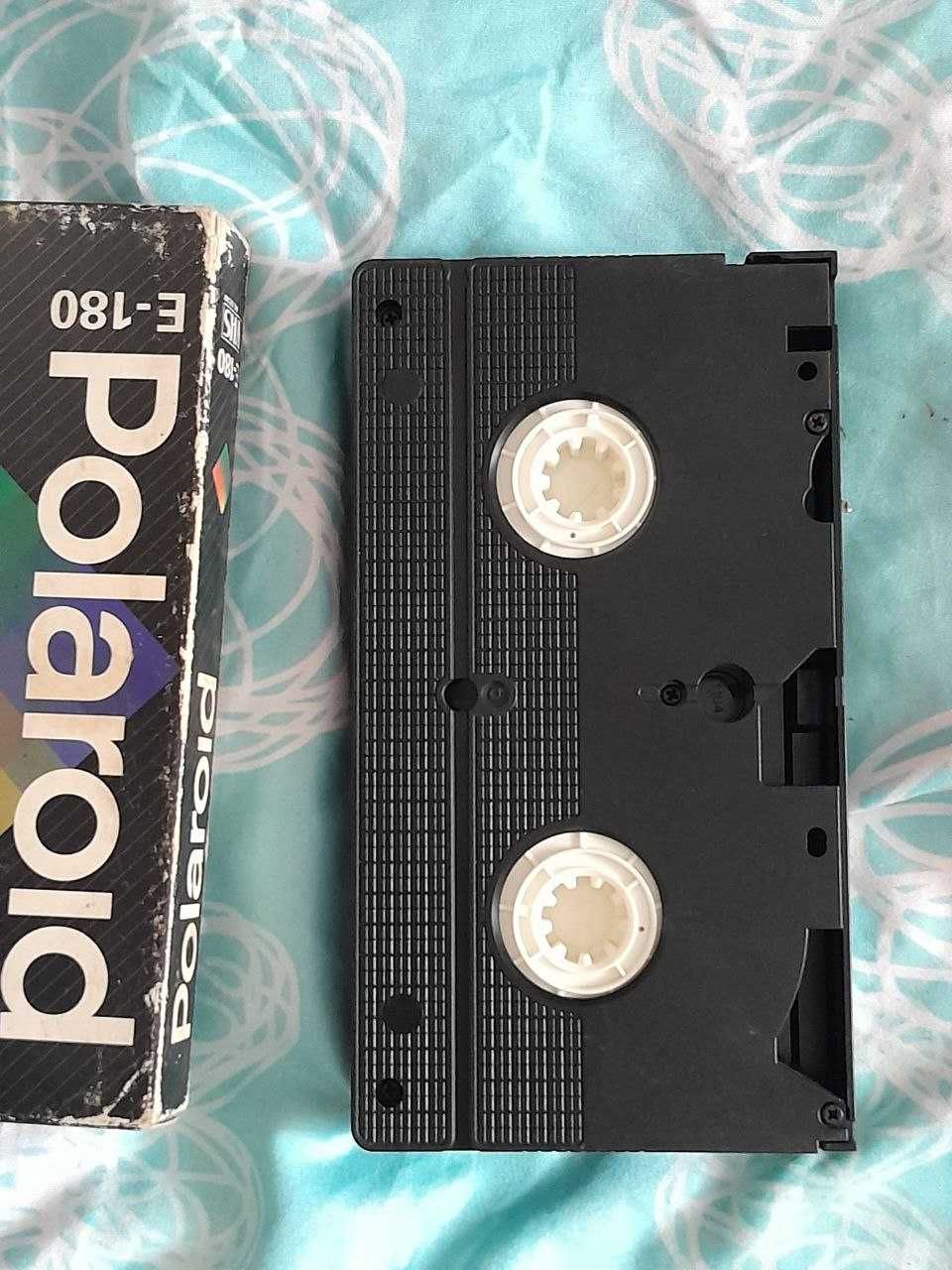 VHS кассети/Компакт касети (4 штуки) невідомого контексту