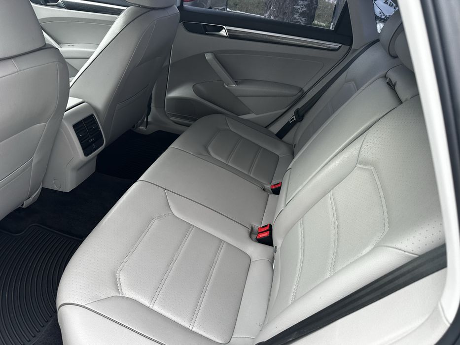 Фольксваген пасат B8  SE в отличном состоянии