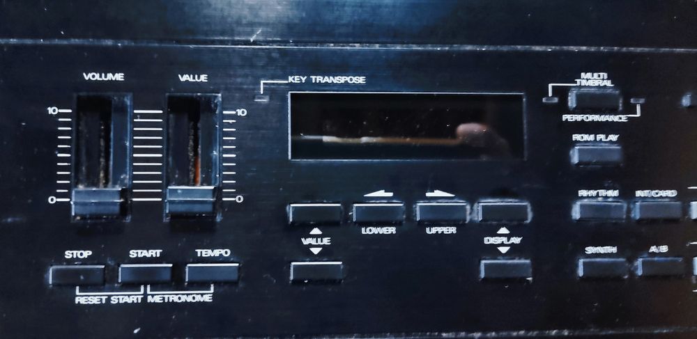 Sintetizador Roland D10 para peças ou reparação.