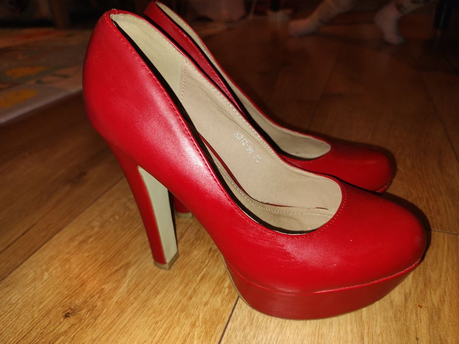 Czerwone czółenka na platformie rozmiar 39 Kapri's