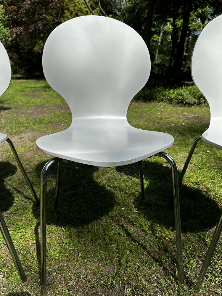 Minimalistyczne, białe, duńskie krzesła w stylu arne jacobsen