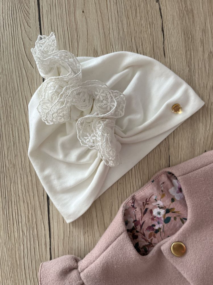 Czapka wiosenna cieńka turban ecrue kremowa niemowlęca chrzest Noeli