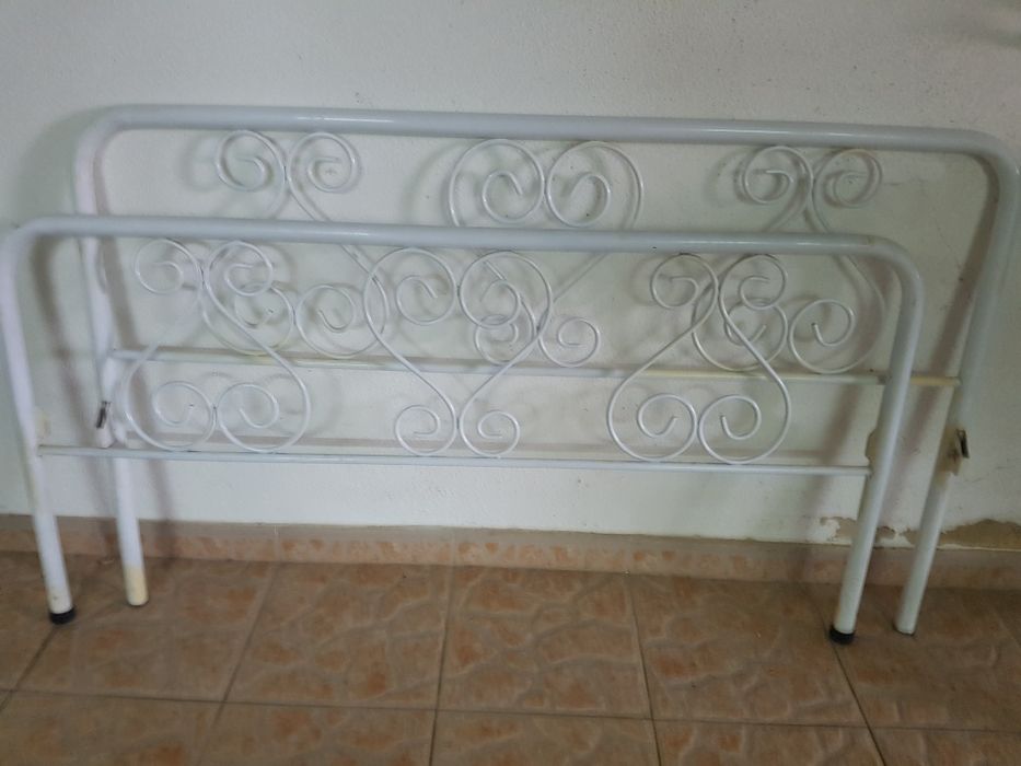 Cama de ferro trabalhado antiga