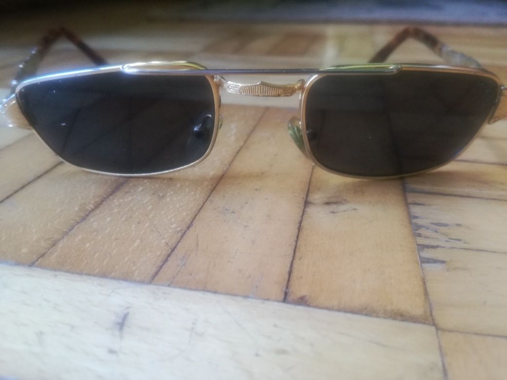 Okulary przeciwsłoneczne z futerałem