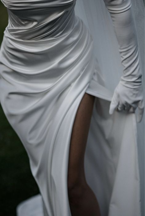 Весільна сукня з розрізом та шлейфом