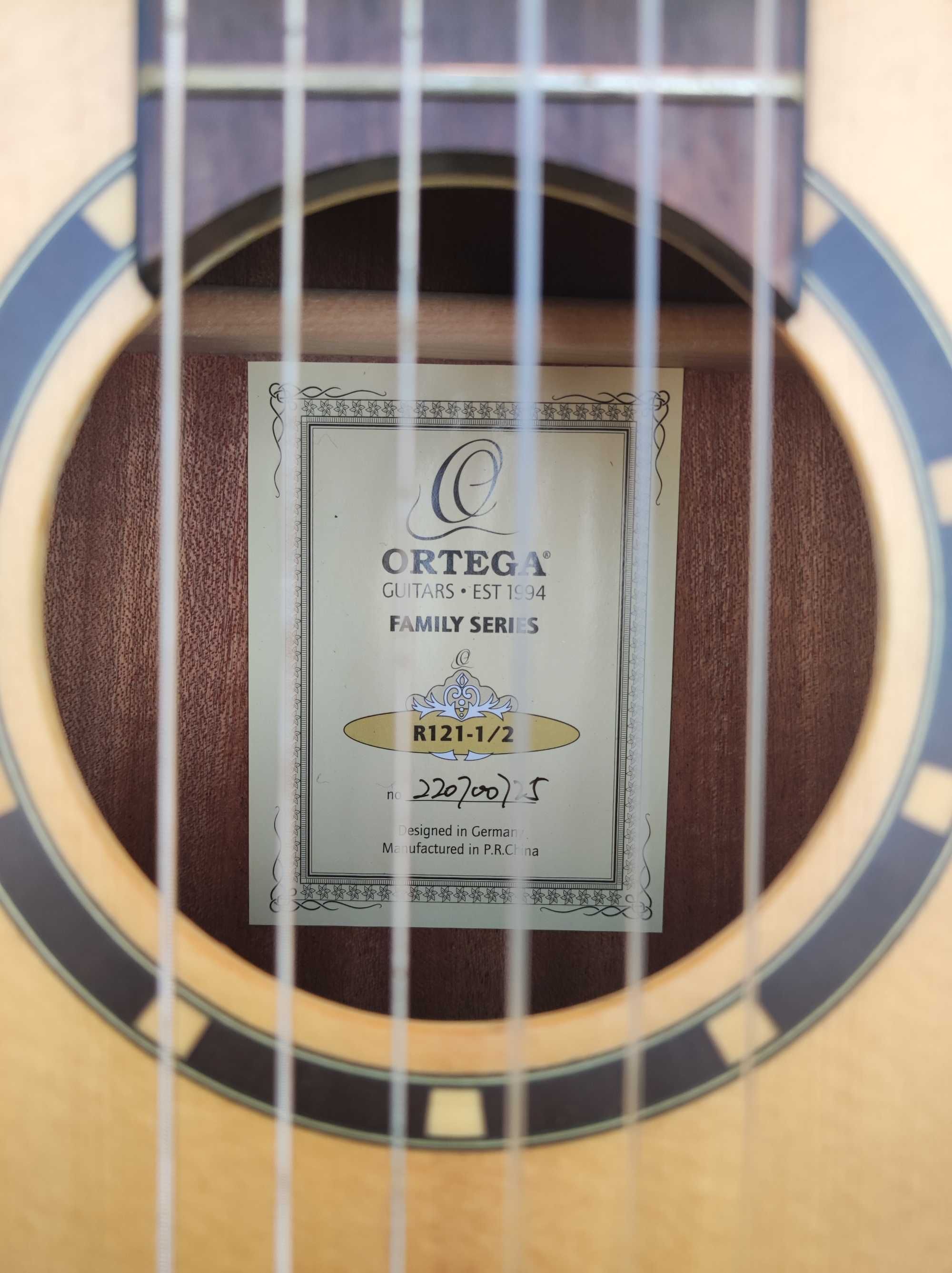 1/2 Guitarra / Marca Ortega / para crianças ou viagens