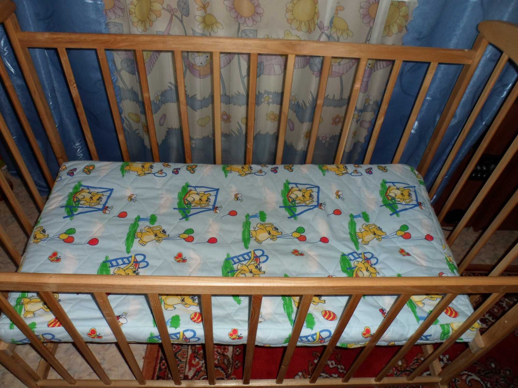 Детская кроватка в полном комплекте.