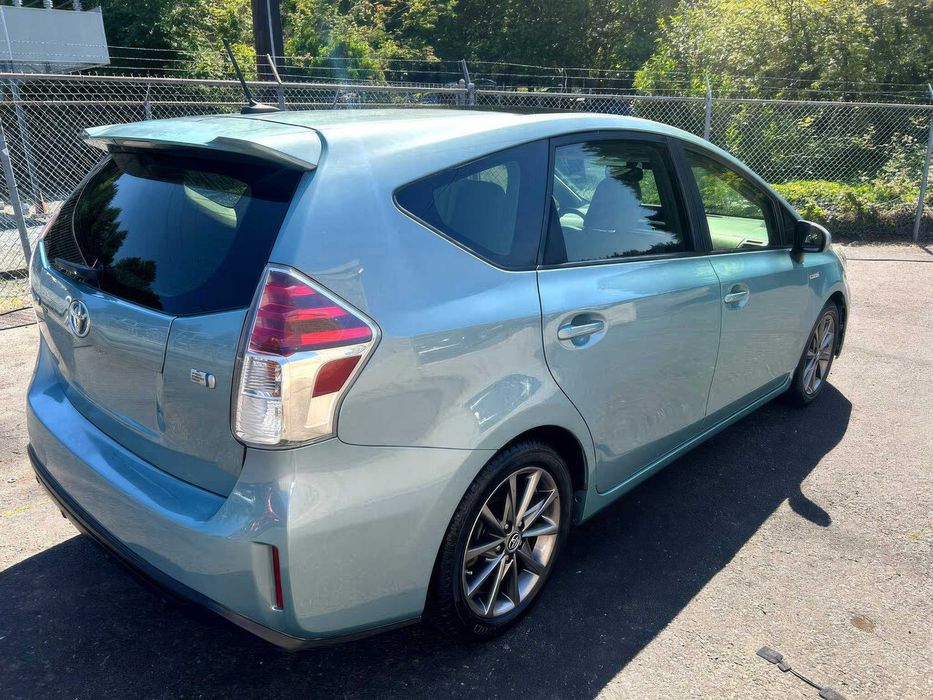 Toyota Prius v Five      2015
