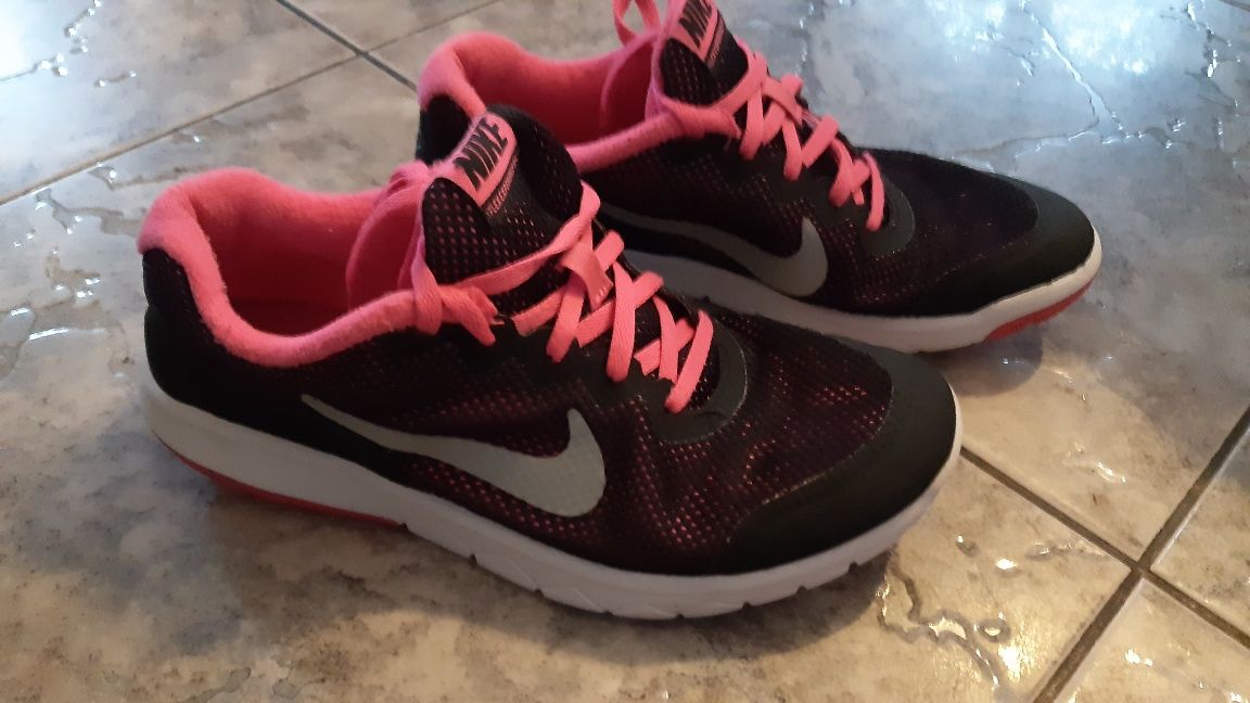 Buty Nike rozmiar 38.5 wkładka 24