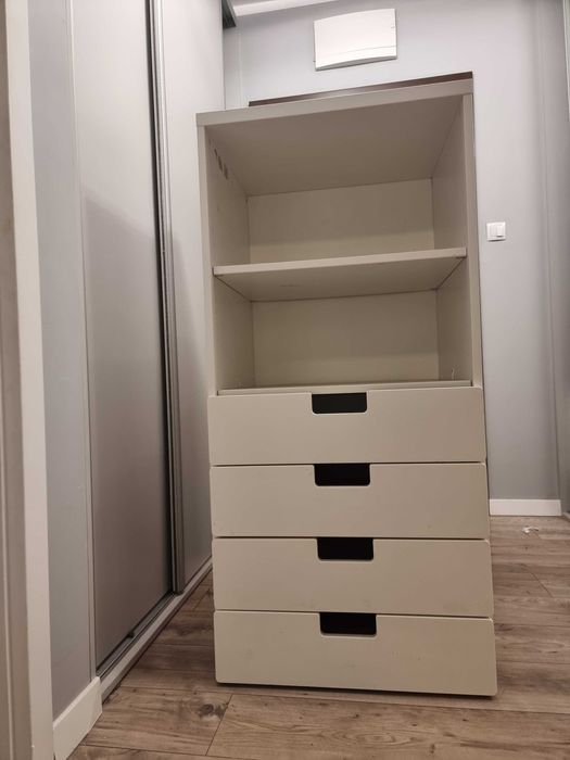 Biała safa småstad dziecięca z pólkami