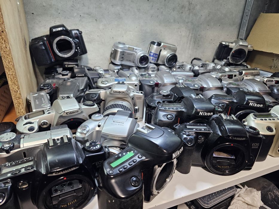 Лот фотоапаратів Canon EOS, Minolta  Maxxum Olympus Nikon Pentax та ін