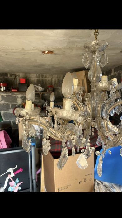 Zabytkowy żyrandol kryształowy